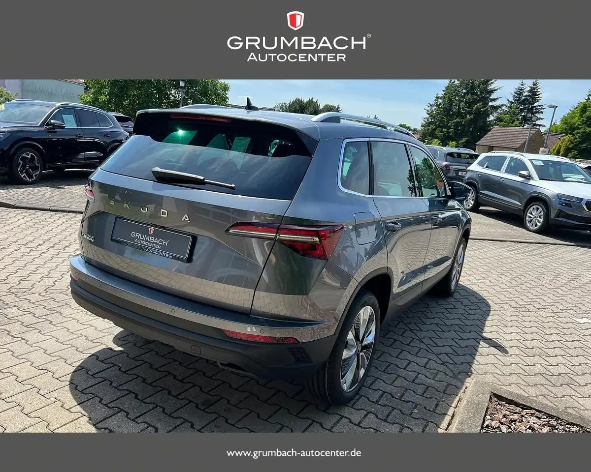 Neu Skoda Karoq Selection 150 PS (110 kW) 2026 8x8x race blue metallic SUV