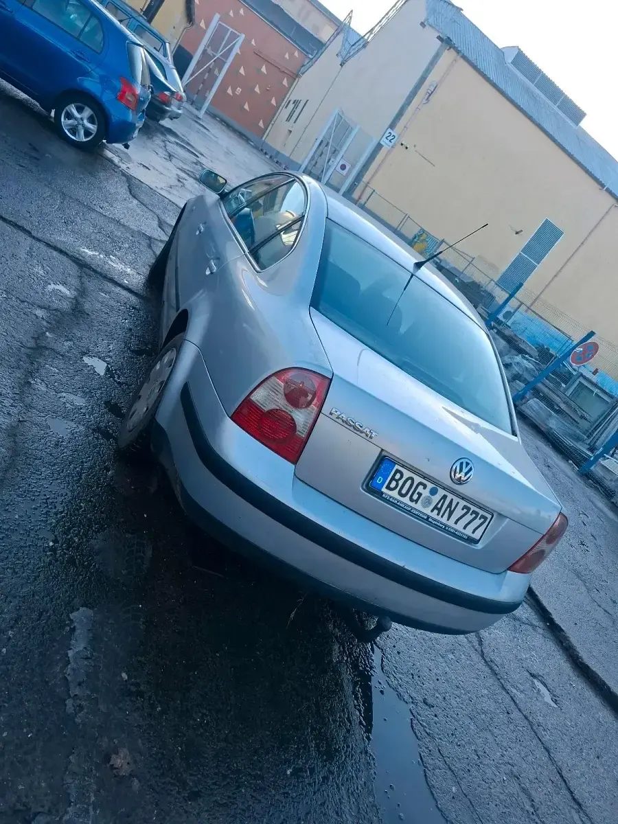 Second-hand VW Passat 102 CP (75 kW) 2000 Argintiu Berlinǎ