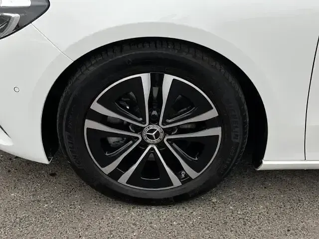 Gebraucht Mercedes B200 Progressive 163 PS (119 kW) 2024 Weiß Kleinwagen