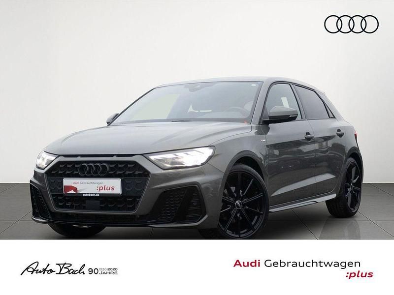 Chronosgrau metallic Gebraucht 2022 Audi A1 Sportback Ambiente Kleinwagen | 26.470 € (Fairer Preis) - Bild 1/4
