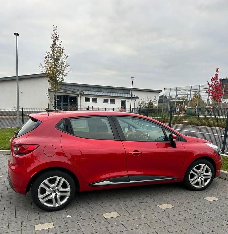 Rot Gebraucht 2017 Renault Clio IV LIMITED Kleinwagen | 6.390 € (Fairer Preis) - Bild 1/4