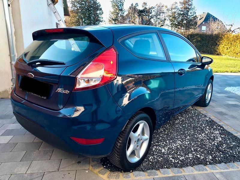 Gebraucht Ford Fiesta Trend 60 PS (44 kW) 2014 Blau Kleinwagen