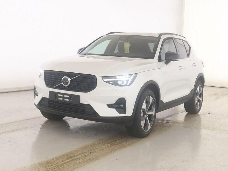 Crystal white / metallic Gebraucht 2025 Volvo XC40 Plus SUV | 40.900 € (Fairer Preis) - Bild 1/4