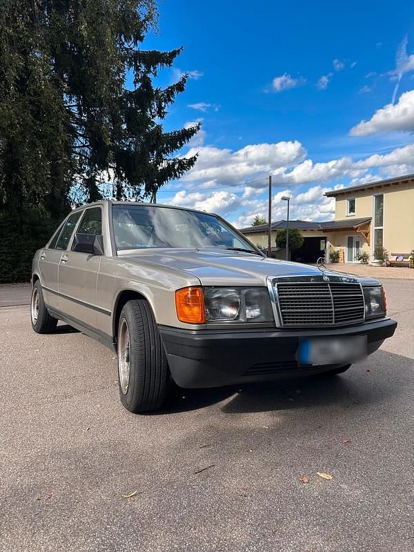 Gebraucht Mercedes 190 72 PS (52 kW) 1987 Grau Limousine