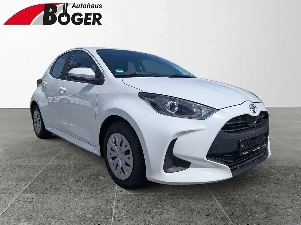 Gebraucht Toyota Yaris Basis 72 PS (52 kW) 2023 Super white 2 Kleinwagen