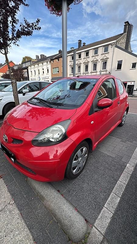 Rot Gebraucht 2008 Toyota Aygo Kleinwagen | 1.050 € (Superpreis) - Bild 1/4