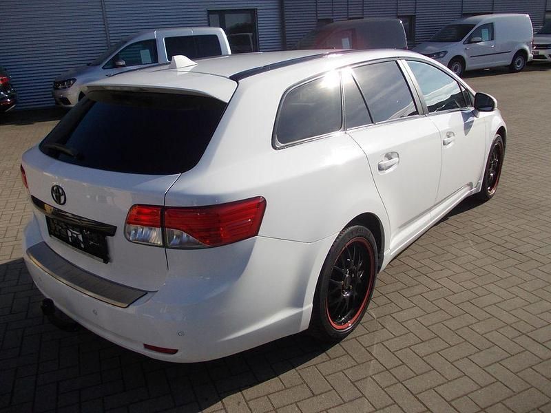 Gebraucht Toyota Avensis Edition 124 PS (91 kW) 2014 Weiß Kombi