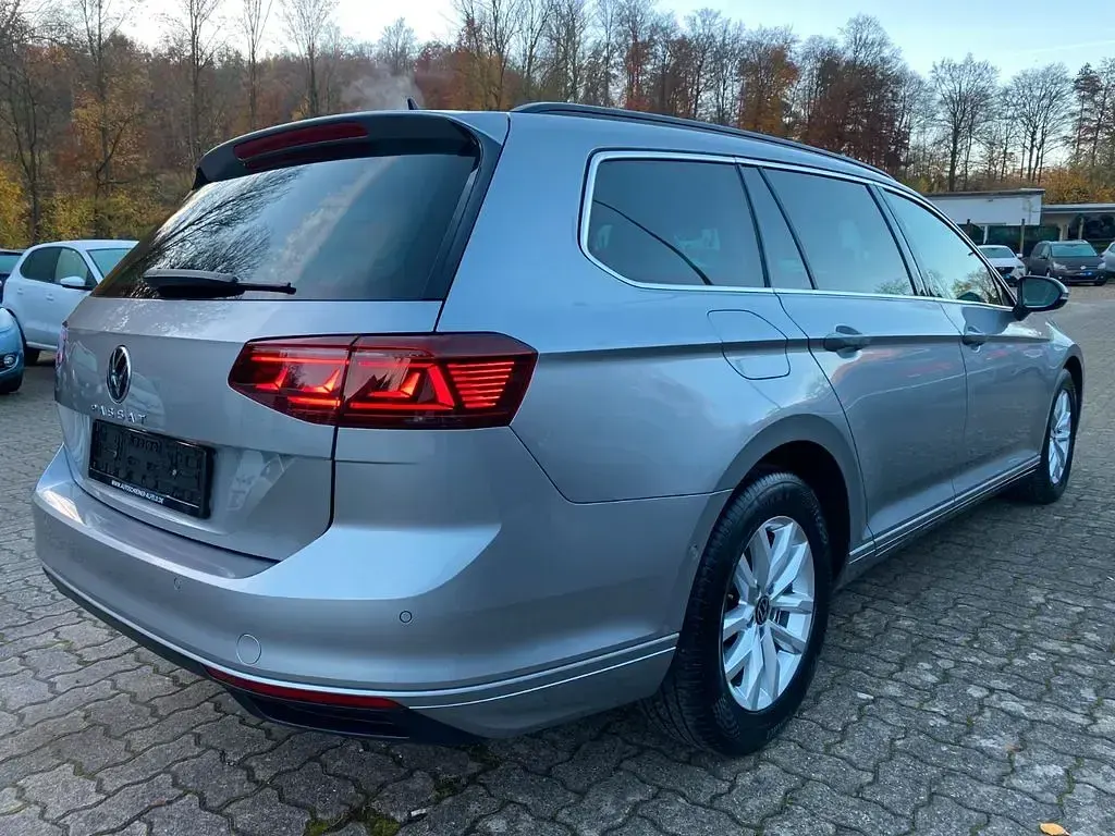 Gebraucht VW Passat Business 150 PS (110 kW) 2023 Silber Kombi