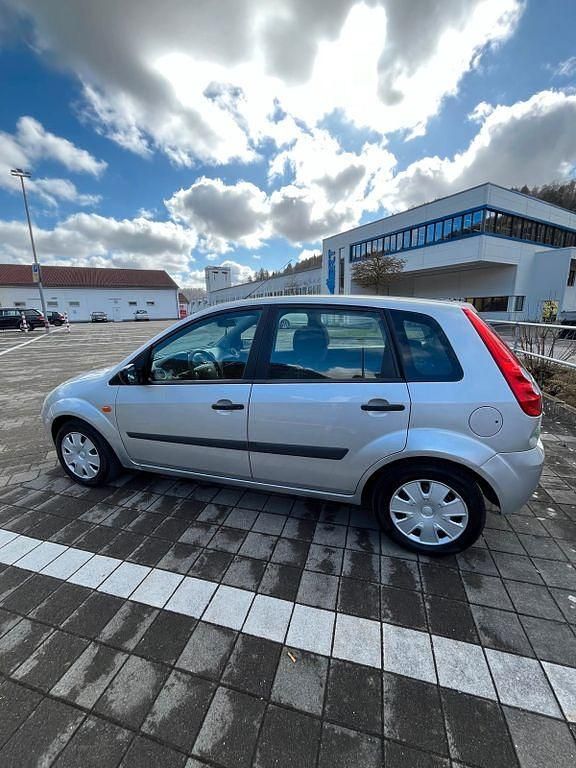 Gebraucht Ford Fiesta Ambiente 60 PS (44 kW) 2006 Silber Kleinwagen