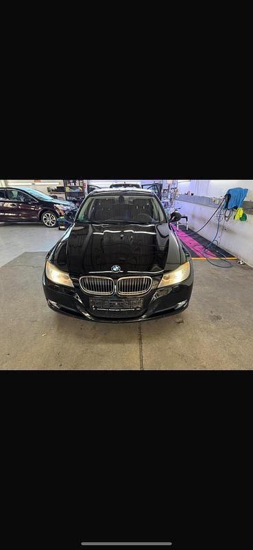 Schwarz Gebraucht 2011 BMW 330 Kombi | 3.200 € (Superpreis) - Bild 1/4