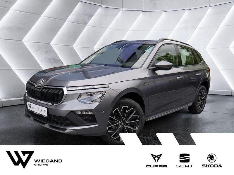 Grau (grau / graphitgrau) Neu 2025 Skoda Kamiq Selection SUV | 30.300 € (Etwas zu teuer) - Bild 1/4