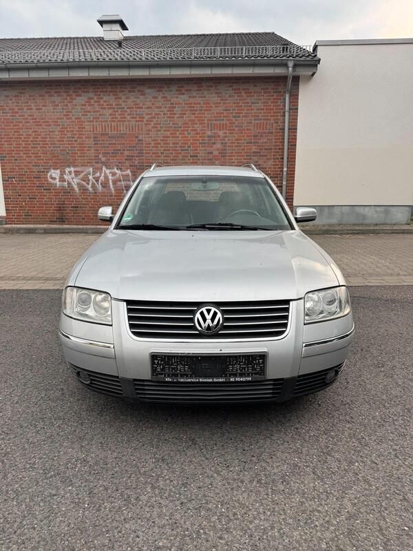 Grau Gebraucht 2001 VW Passat Kleinwagen | 650 € - Bild 1/4