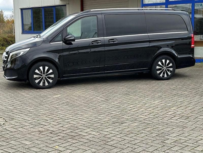 Schwarz Gebraucht 2021 Mercedes V250 Avantgarde Edition Van / Kleinbus | 43.950 € (Fairer Preis) - Bild 1/4