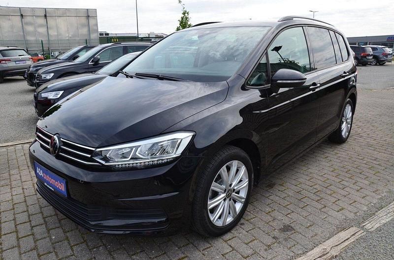 Schwarz Gebraucht 2023 VW Touran Comfortline Van / Kleinbus | 31.980 € (Etwas zu teuer) - Bild 1/4