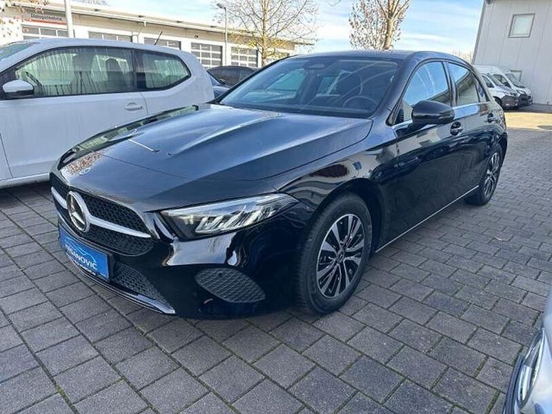 Gebraucht Mercedes A180 116 PS (85 kW) 2024 Schwarz Limousine
