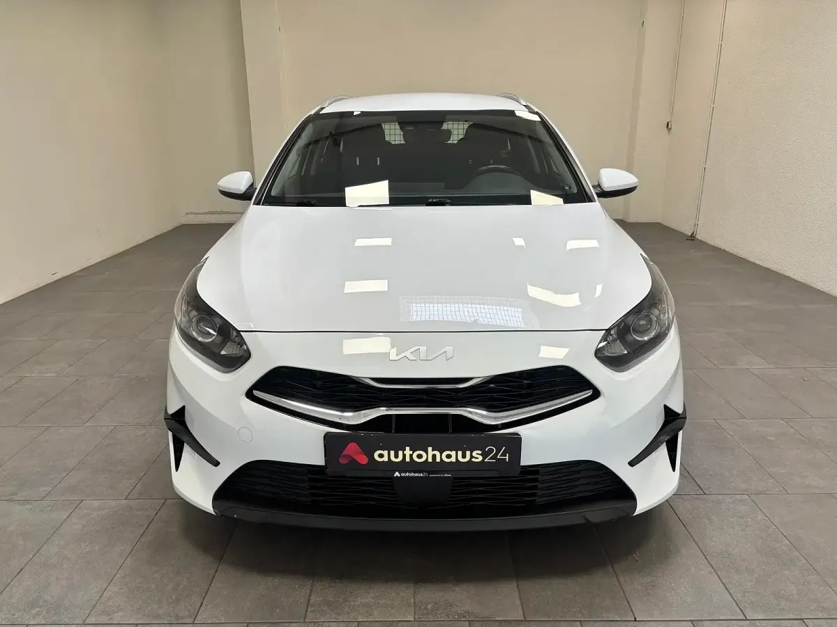 Gebraucht Kia Ceed Vision 136 PS (100 kW) 2023 Weiß Kleinwagen