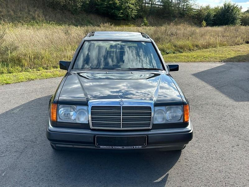 Gebraucht Mercedes E230 136 PS (100 kW) 1990 Schwarz Kombi