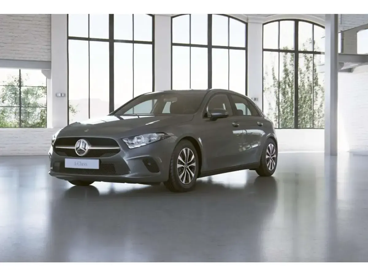 Gebraucht Mercedes A180 116 PS (85 kW) 2022 Mountaingrau Limousine