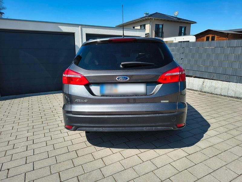 Gebraucht Ford Focus Titanium 125 PS (91 kW) 2015 Grau Kombi