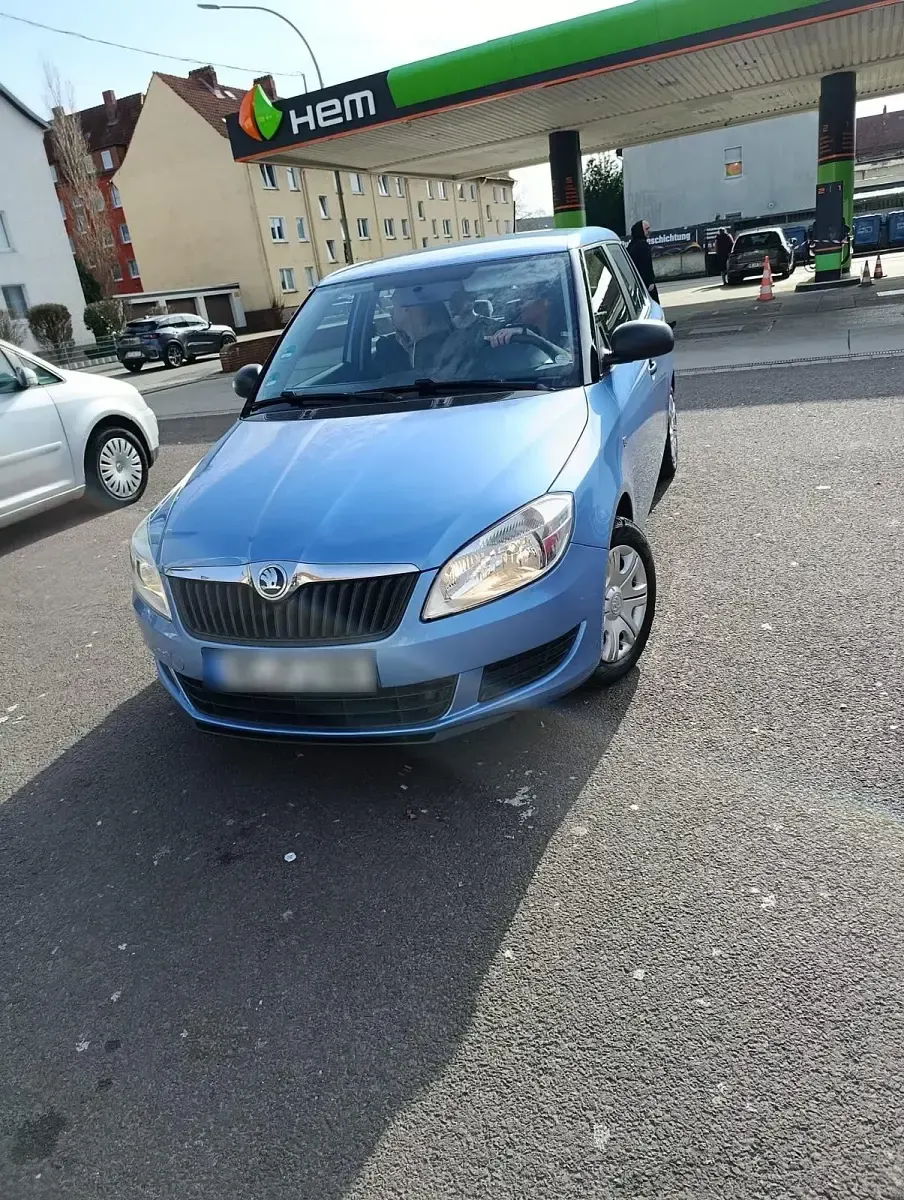 Gebraucht Skoda Fabia 60 PS (44 kW) 2014 Blau Kleinwagen