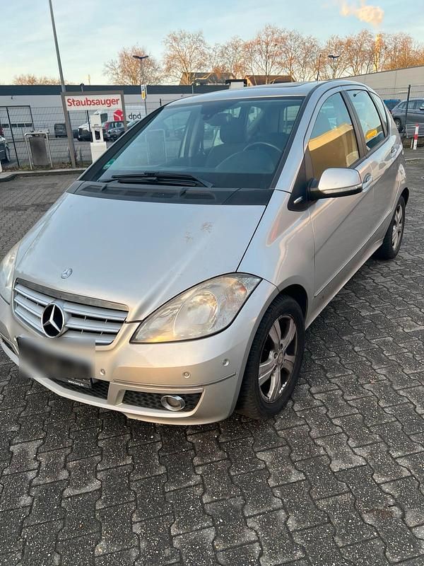 Silber Gebraucht 2009 Mercedes A180 Kleinwagen | 1.699 € (Fairer Preis) - Bild 1/4