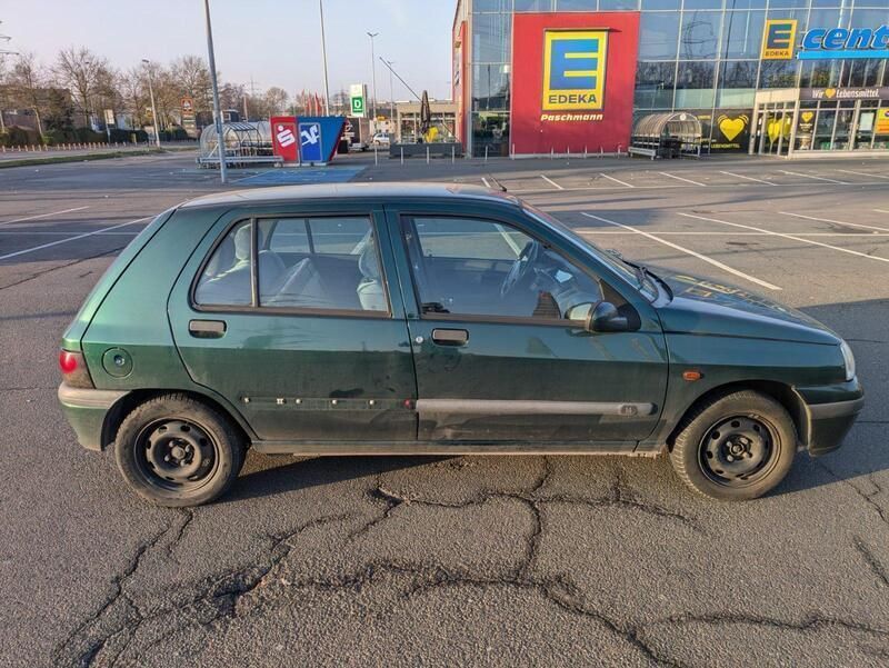 Grün Gebraucht 1996 Renault Clio Kleinwagen | 1.000 € - Bild 1/4
