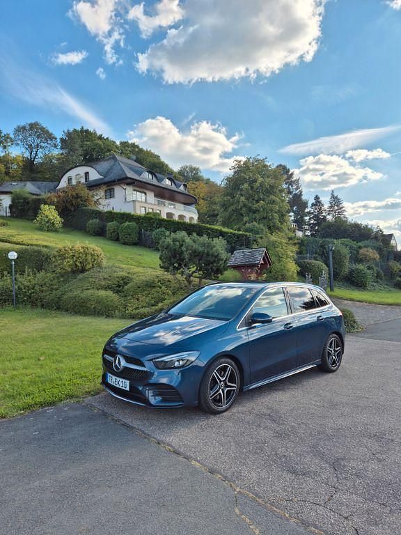 Blau Gebraucht 2020 Mercedes B220 AMG Van / Kleinbus | 25.500 € (Guter Preis) - Bild 1/4