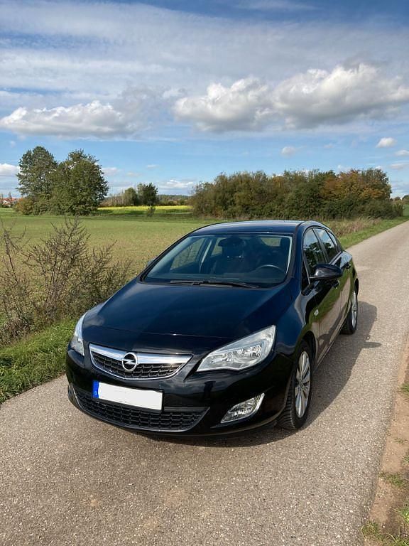 Gebraucht Opel Astra Selection 116 PS (85 kW) 2011 Schwarz Limousine