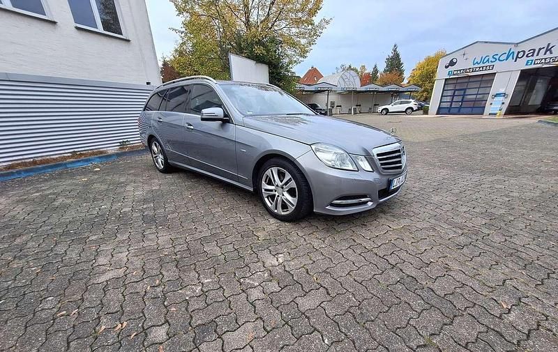 Gebraucht Mercedes E250 Elegance 204 PS (150 kW) 2011 Grau Kombi