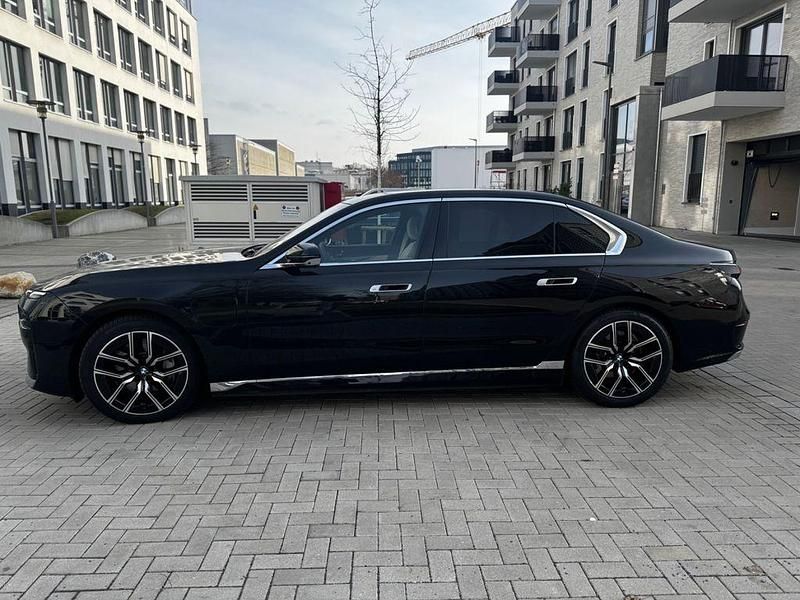 Gebraucht BMW 750e Executive 489 PS (359 kW) 2023 Schwarz Limousine