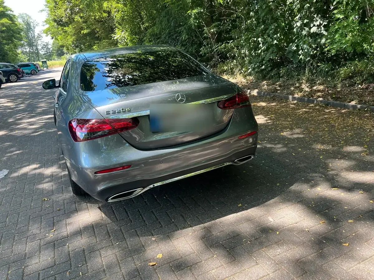 Gebraucht Mercedes E220 AMG line 200 PS (147 kW) 2022 Grün Limousine
