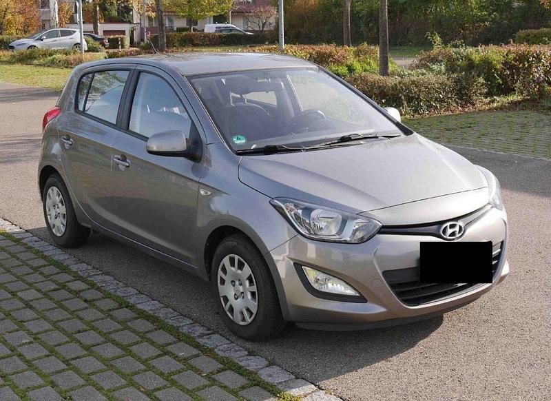 Silber Gebraucht 2012 Hyundai i20 Edition Kleinwagen | 6.999 € (Teuer) - Bild 1/4