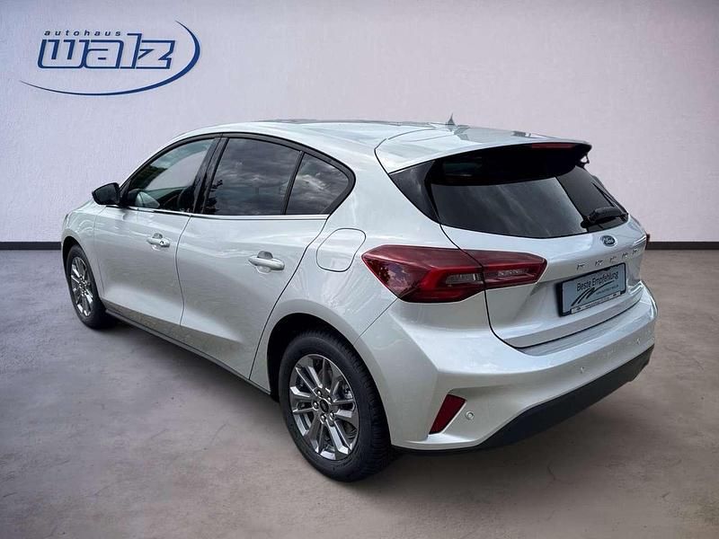 Gebraucht Ford Focus Titanium 125 PS (91 kW) 2025 Polarsilber Limousine