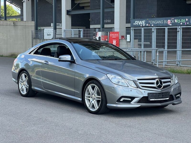Silber Gebraucht 2011 Mercedes E250 AMG line Coupé | 16.990 € (Teuer) - Bild 1/4