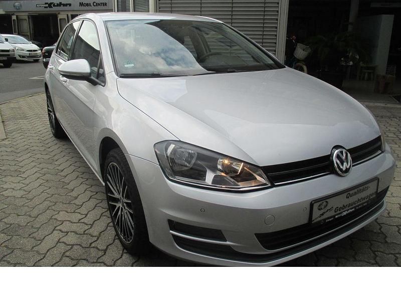 Reflexsilbermetallic Gebraucht 2015 VW Golf VII Trendline Limousine | 10.770 € (Fairer Preis) - Bild 1/4