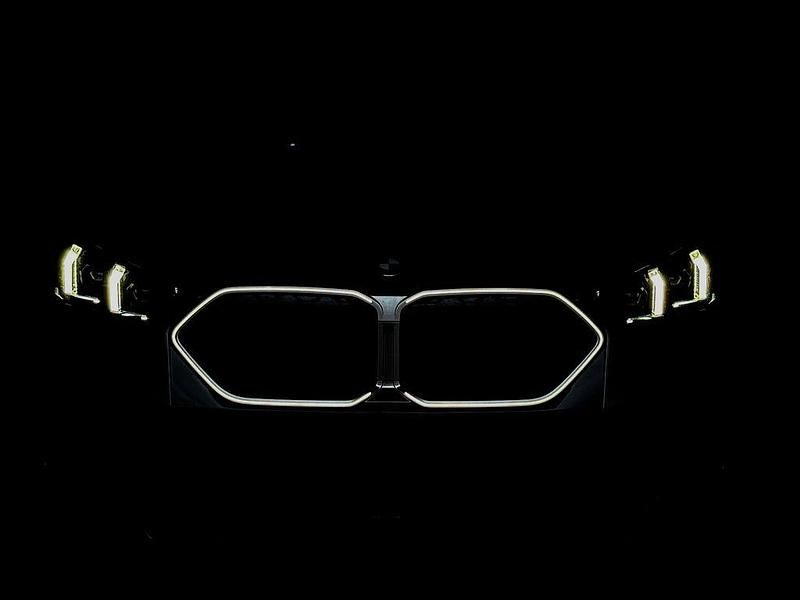 Grau Gebraucht 2024 BMW X2 M Sport SUV | 41.850 € (Teuer) - Bild 1/4