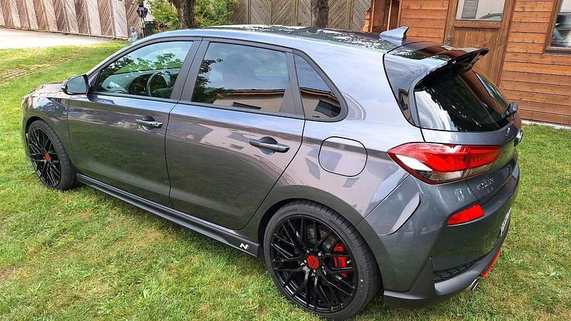 Grau Gebraucht 2019 Hyundai i30 Limousine | 24.800 € (Etwas zu teuer) - Bild 1/4