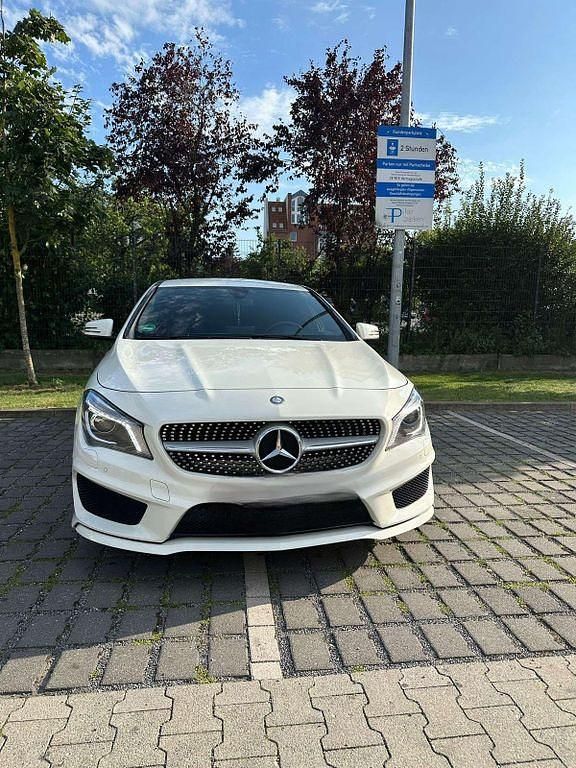 Weiß Gebraucht 2015 Mercedes CLA180 AMG line Limousine | 19.900 € (Fairer Preis) - Bild 1/4