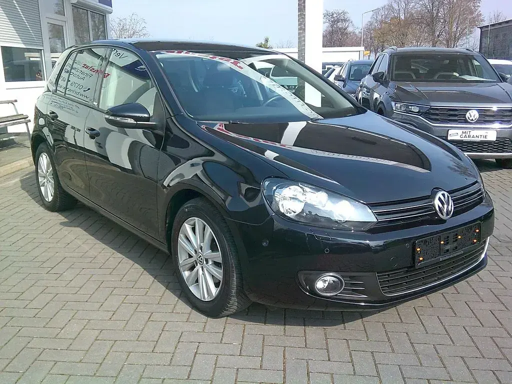 Second-hand VW Golf Style 105 CP (77 kW) 2011 Negru Monovolum