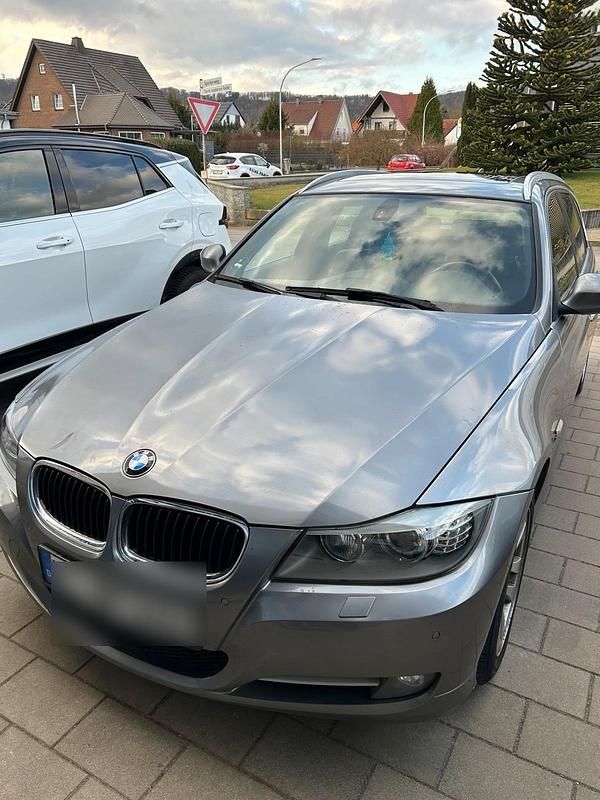 Silber Gebraucht 2011 BMW 320 Kombi | 7.900 € (Fairer Preis) - Bild 1/4