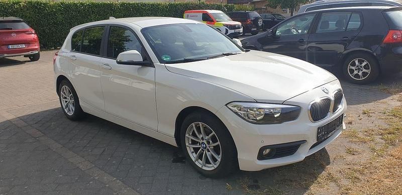 Weiß Gebraucht 2017 BMW 118 Kleinwagen | 11.990 € (Fairer Preis) - Bild 1/4