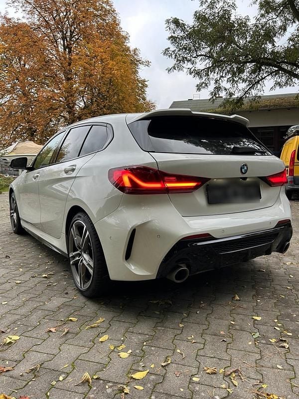 Weiß Gebraucht 2020 BMW M135 M Sport Kleinwagen | 28.990 € (Superpreis) - Bild 1/4