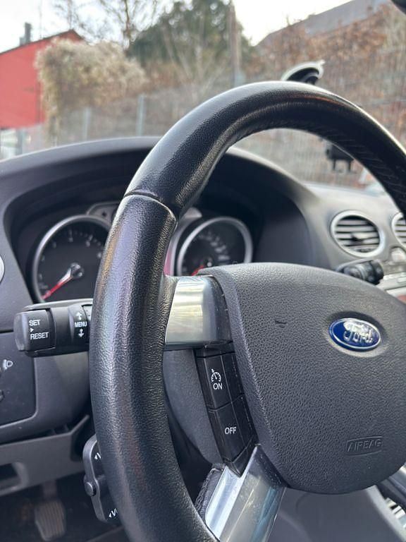 Gebraucht Ford Focus Ghia 101 PS (74 kW) 2009 Grau Limousine