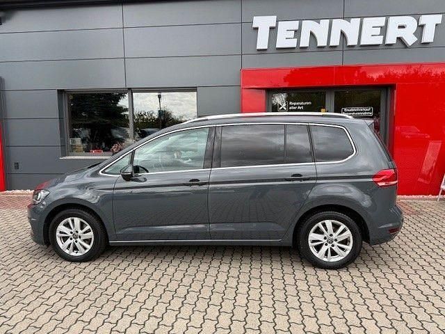 Grau Gebraucht 2023 VW Touran Highline Van / Kleinbus | 28.990 € (Guter Preis) - Bild 1/4