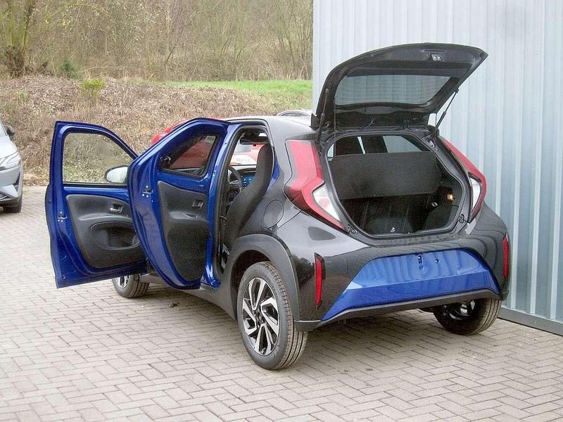 Neu Toyota Aygo 72 PS (52 kW) 2025 Juniper blue (8y8)/ black mica Kleinwagen