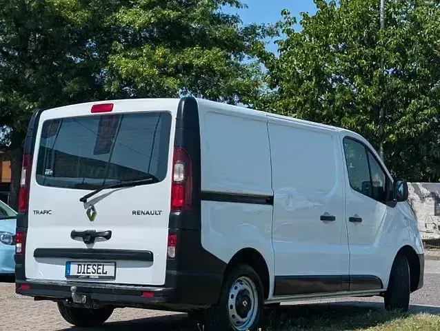 Gebraucht Renault Trafic Komfort 121 PS (88 kW) 2018 Weiß Van / Kleinbus