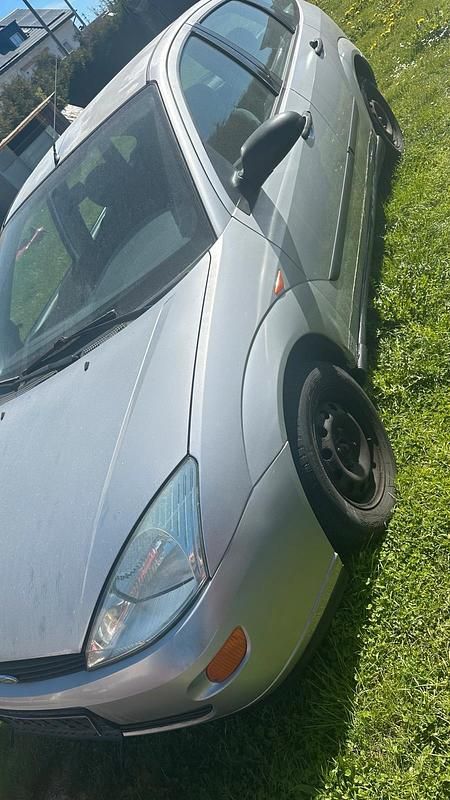 Usata Ford Focus 75 CV (55 kW) 1999 Argento Utilitaria