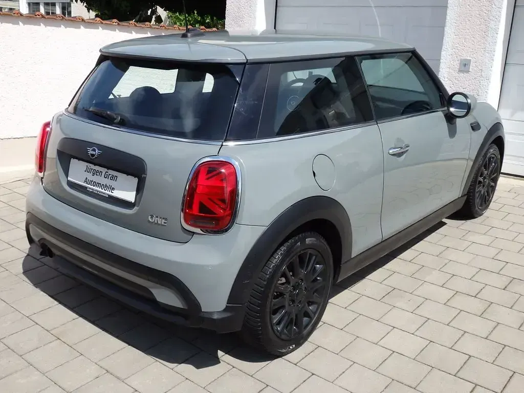 Gebraucht Mini ONE Essential 102 PS (75 kW) 2022 Moonwalkgraumetallic Kleinwagen