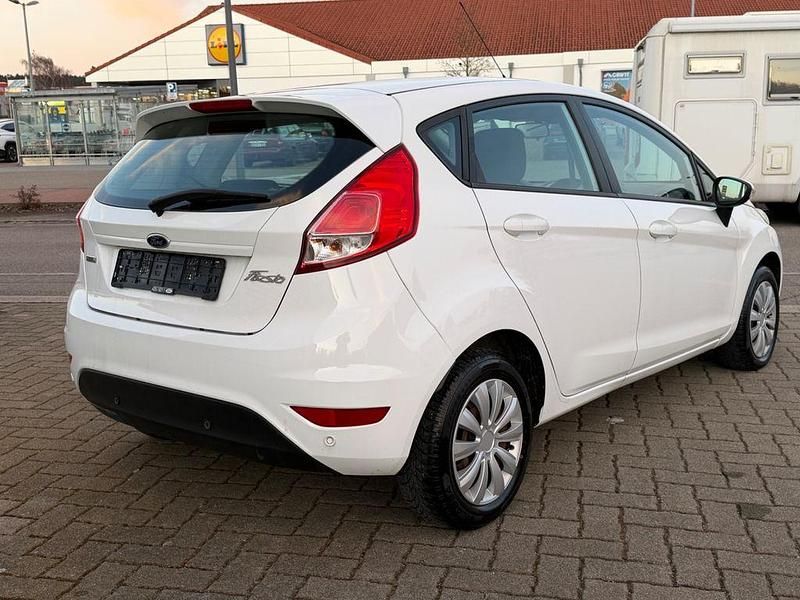 Gebraucht Ford Fiesta 101 PS (74 kW) 2013 Weiß Kleinwagen