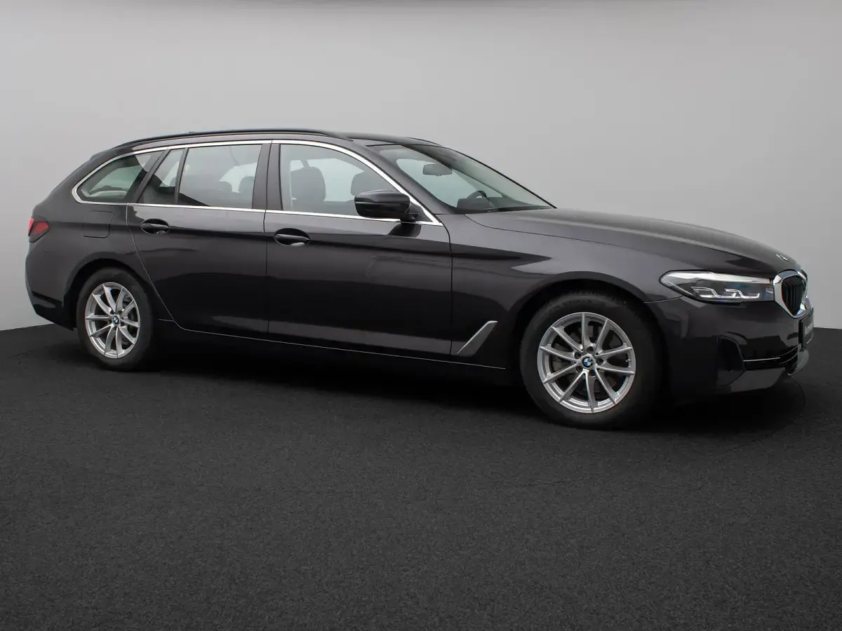 Gebraucht BMW 520 Sport Line 190 PS (139 kW) 2023 Sophitograu brillanteffekta90 Limousine